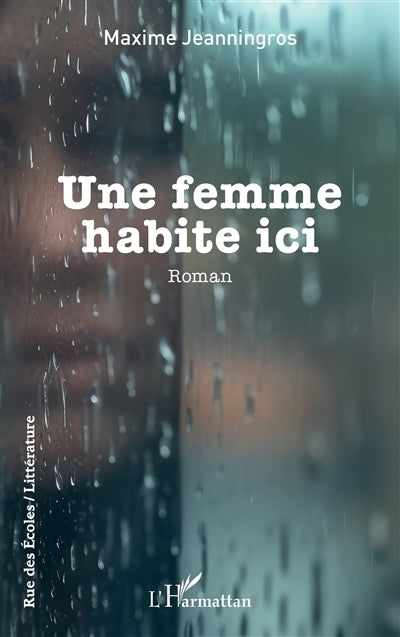Une femme habite ici